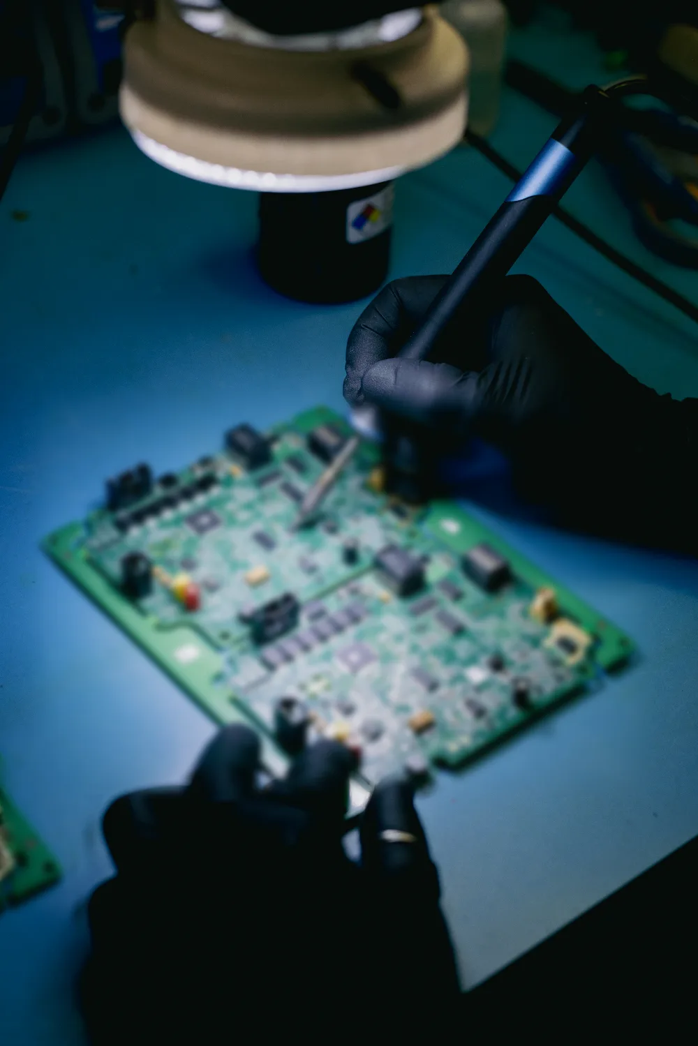 Soldering under a ring-light microscope